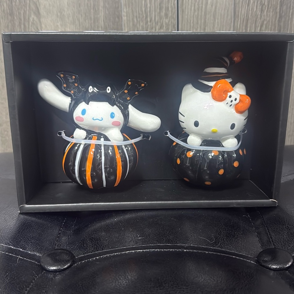 New Blue Sky Clayworks Halloween Hello Kitty Bat Cinnamoroll Salt Pepper Shakers